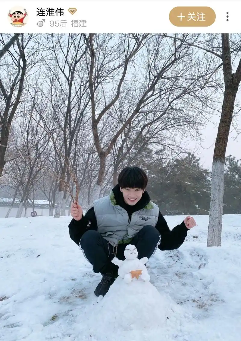 也有坐在雪堆上的"生气"雪人.