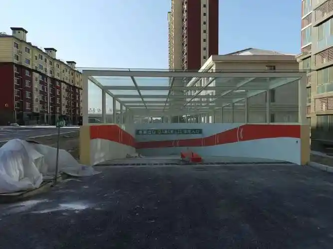 车库出入口钢结构玻璃雨棚施工