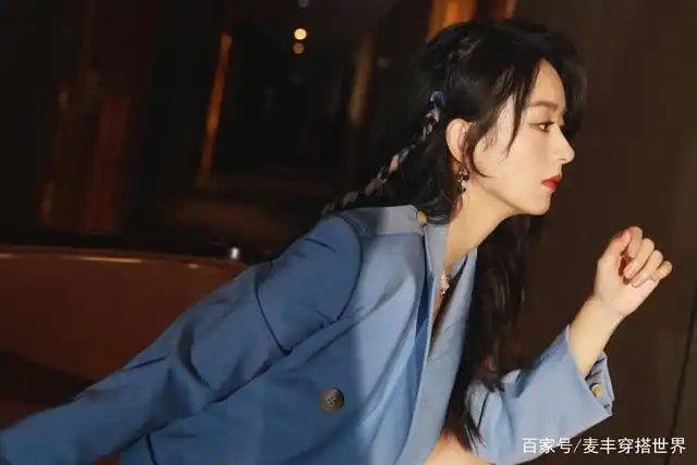 赵丽颖离婚后首次公开写真,绿色小香风套装笑容清爽,这腰太细了