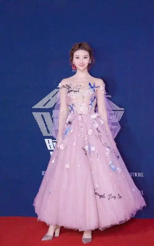 董卿做主持人也不老实裹块红布当礼服穿对自己气质真自信