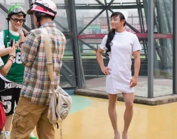 男明星穿裙装反串 看谁更有女人味