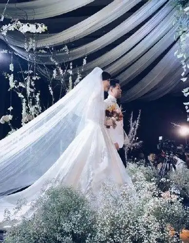 金星为主持人余声证婚,红裙亮相性感撩人,大赞新郎新娘感情好