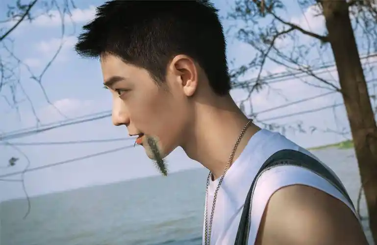 肖战超短发造型曝光,生日罕见发文"给29岁的我",获网友祝福