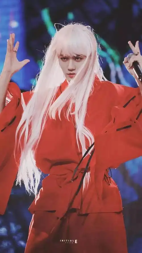 第一次尝试穿女装的他,也温柔的对粉丝说:"我想告诉每一个男生,一定要