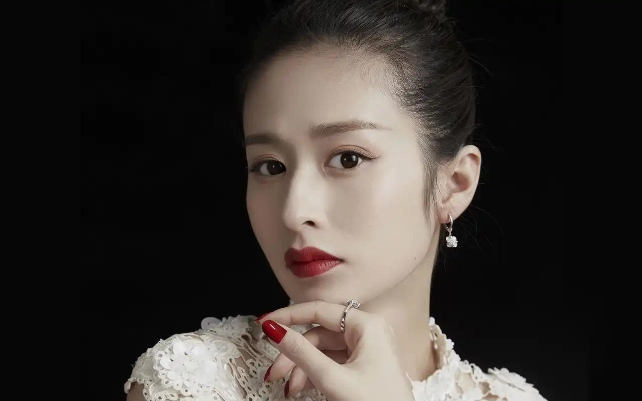 颖儿时尚优雅写真桌面壁纸