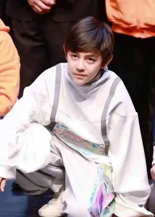 刘烨儿子模样变化好大!13岁气质变成熟,女儿没了龅牙太好看了