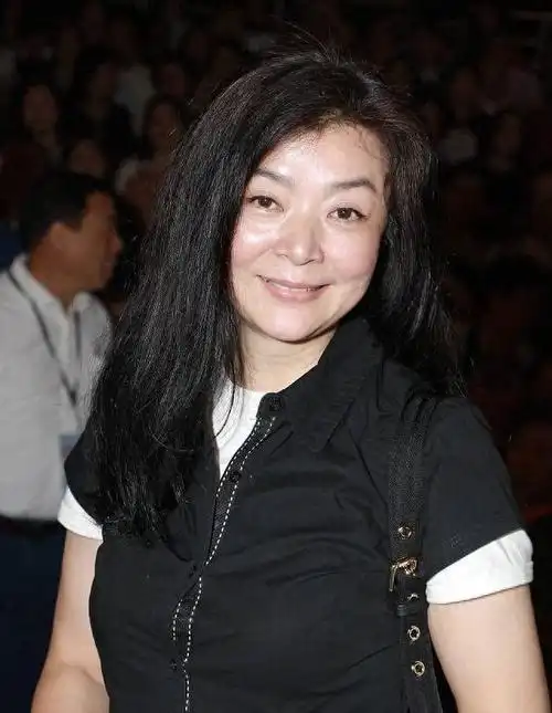 曾经一直没有子女的周润发终于无法掩饰自己隐藏已久的秘密了.