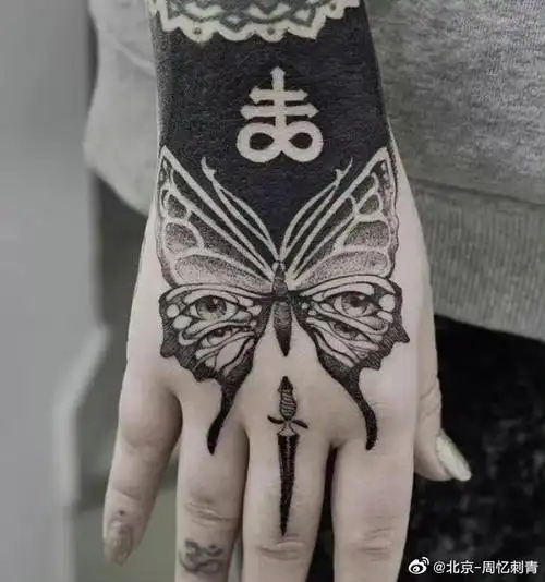 纹身作品推荐分享暗黑手背纹身#暗黑纹身##个性纹身##黑灰纹身##纹身