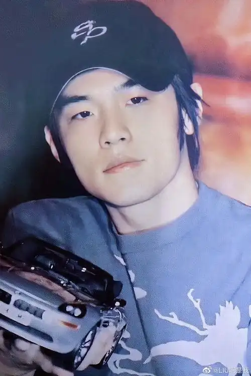 早期出道前后的周杰伦也是一枚小鲜肉,分享一些周杰伦早期的青涩照片