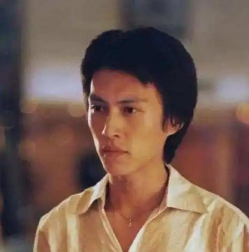 在缺乏家人关心和照料的情况下,靳东的童年生活显得格外孤单且困难