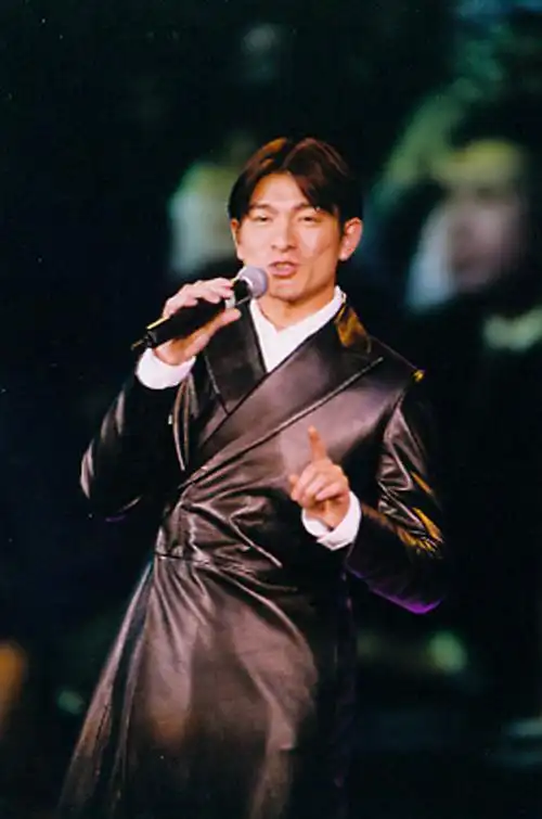 图文:99年cma颁奖典礼-刘德华在台上-5