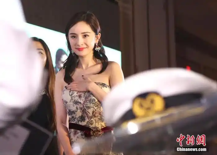 杨幂登台领奖. 中新社记者 王欢 摄