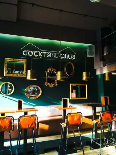 温馨个性酒吧绿色墙面装修效果图片