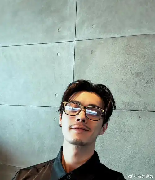 许凯新自拍有渣苏感那味儿了#许凯晒最新自拍,真的好有渣苏感那味 !!