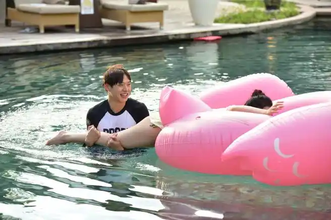 给魏大勋吹头发的是李沁