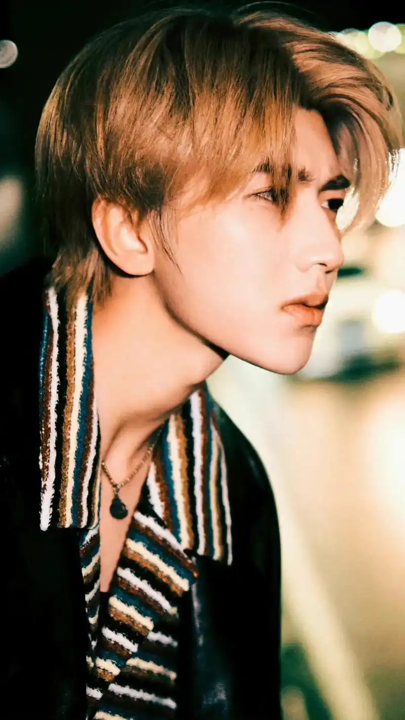 蔡徐坤晒隧道写真 #金发 #蔡徐坤   愈发会拍越发会撩了 - 抖音