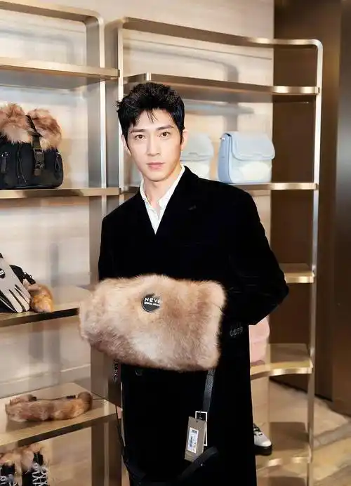 井柏然丝绒大衣内搭白衬衣清新脱俗园林写真化身江南才俊显儒雅