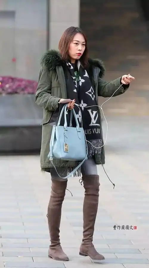 14.高筒靴搭配黑色短裙.15.穿高筒靴搭配肉色打底袜的效果最好.16.