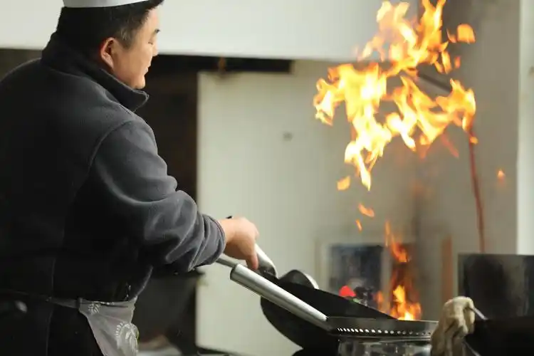 厨师是因为在昭苏天马基地工作的原因吗?