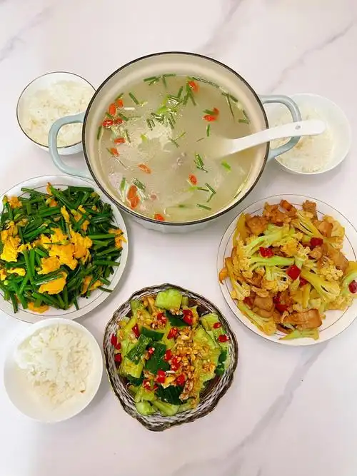 家常菜  #家常快手菜今日菜单: 干锅花菜,凉拌黄瓜,韭菜花炒鸡蛋