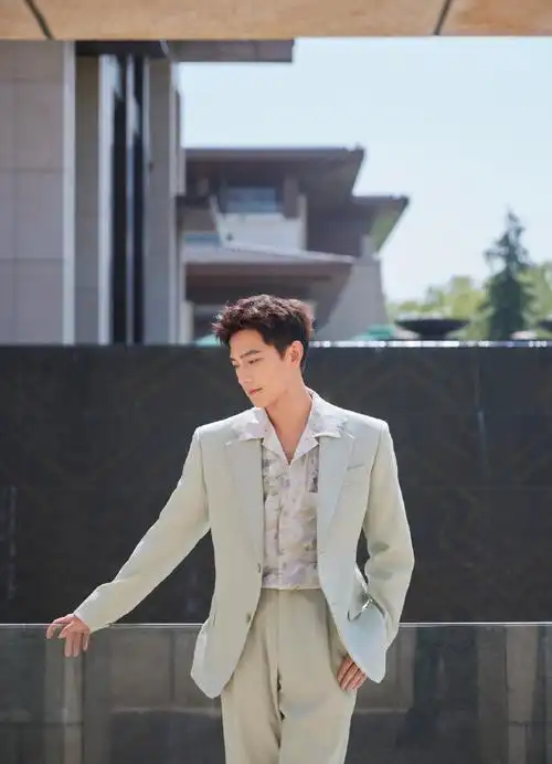 杨洋浅绿色西装##杨洋春日随拍