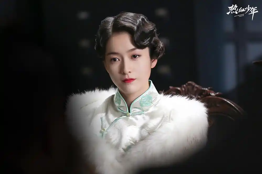 张雪迎旗袍造型惊艳出场复古少女清秀如玉