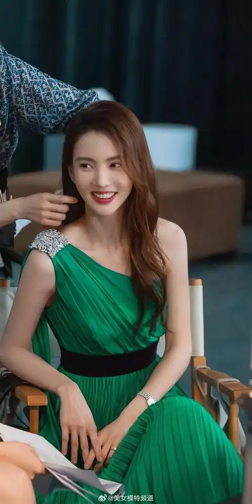 金晨壁纸绿裙轻舞柔美吸睛