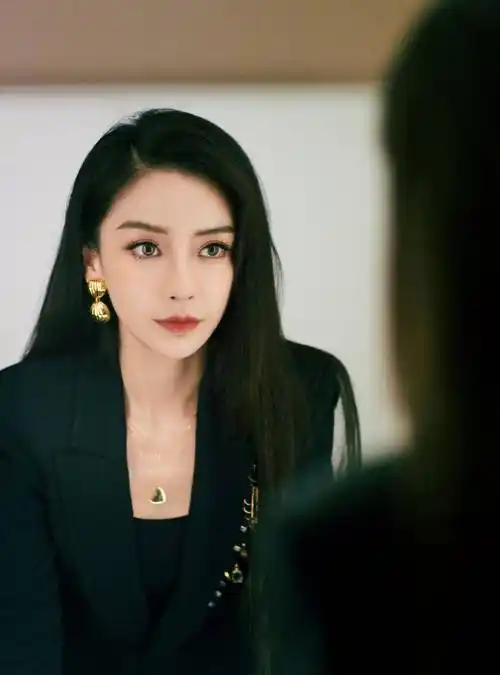 杨颖这套气场太足了,黑金格调散发高雅气息,拥有飒酷气质_造型_黑色