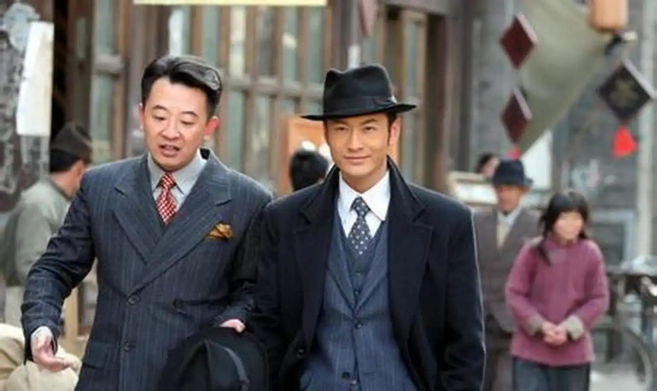 " 杜月笙手一哆嗦,钱掉到地上,他捡