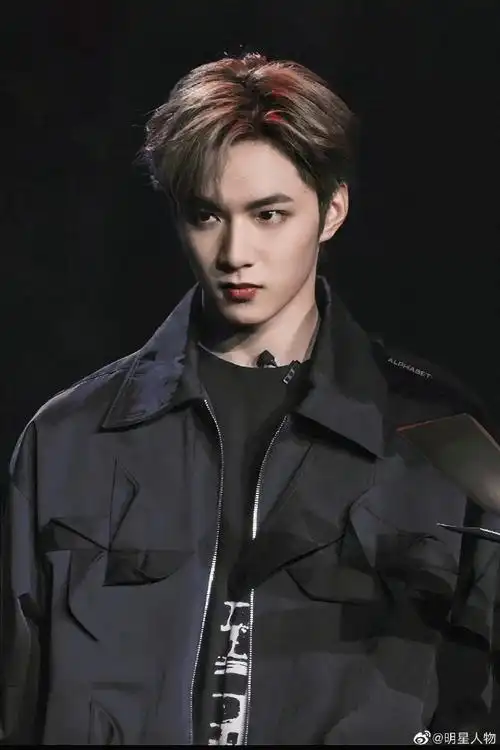 #刘耀文黑色外套随拍#