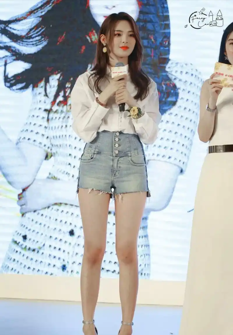 杨超越一字带高跟鞋 牛仔热裤大长腿#杨超越