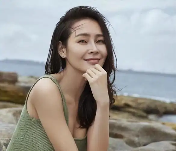 40岁的于明加称这辈子最明智的决定就是相亲嫁普通丈夫生两女