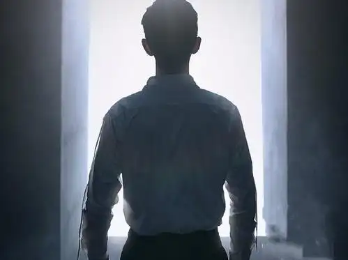 更有大气磅礴的白色衬衫背影照和正面寸头帅照,特别喜欢第一张照片,太