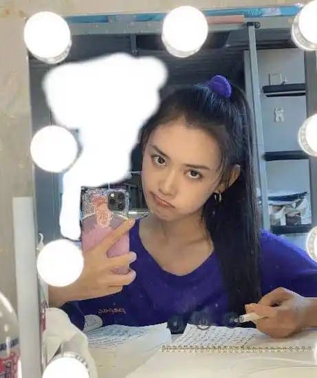 原创蒋依依在学校晒太阳梳高马尾发量有点少同学视角比v甜美十足