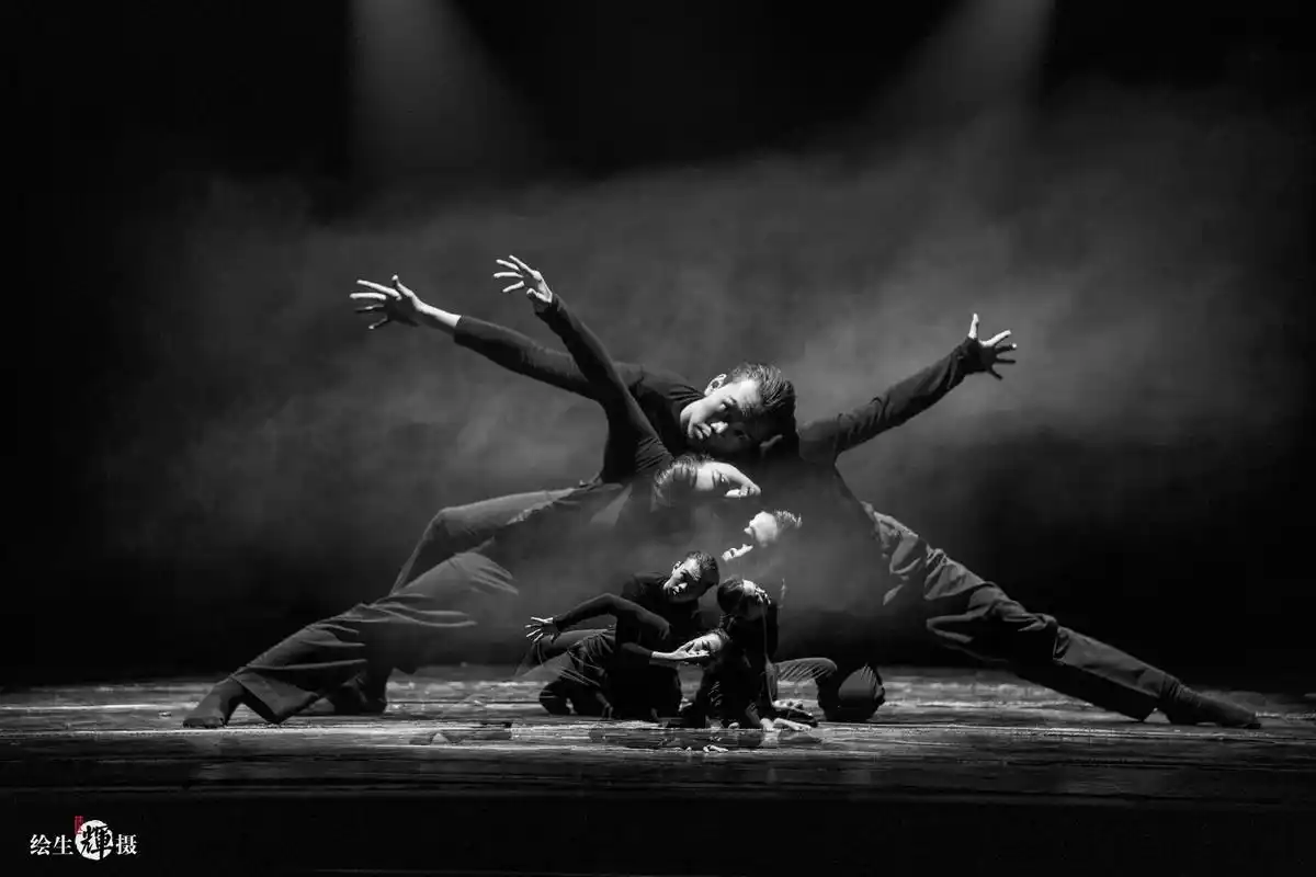 舞蹈摄影 #黑白系 #艺术 #舞蹈生 人生或许就是一具皮囊 - 抖音