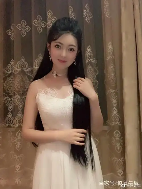 4月23日,任妙音微博晒最新美照,配文:早安,把握好每天的生活,照顾好独