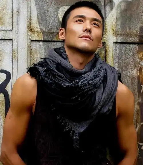 作为一名备受瞩目的男模和知名演员,他的身高高达189厘米,英姿焕发