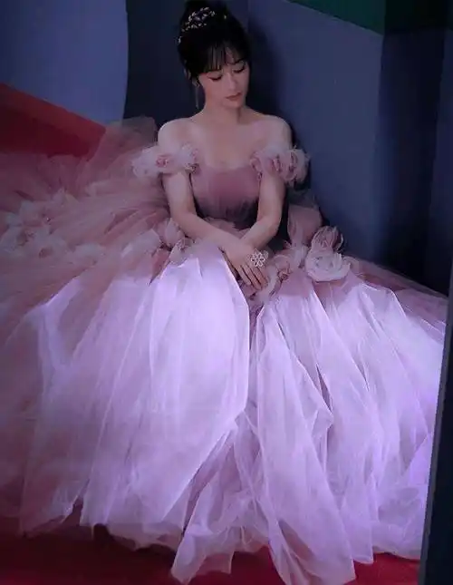 肖战挑眉是对杨紫有意思?