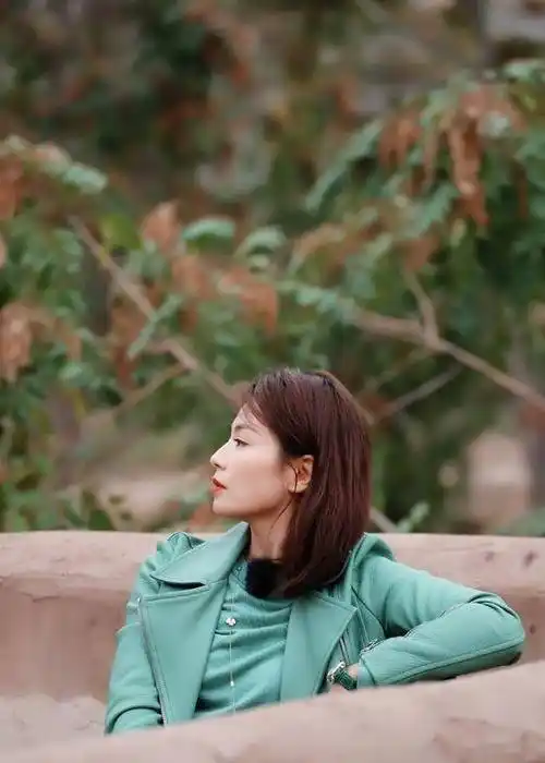 原创41岁刘涛上节目真胆大一身绿色装美得毫无违和感同龄女星少见