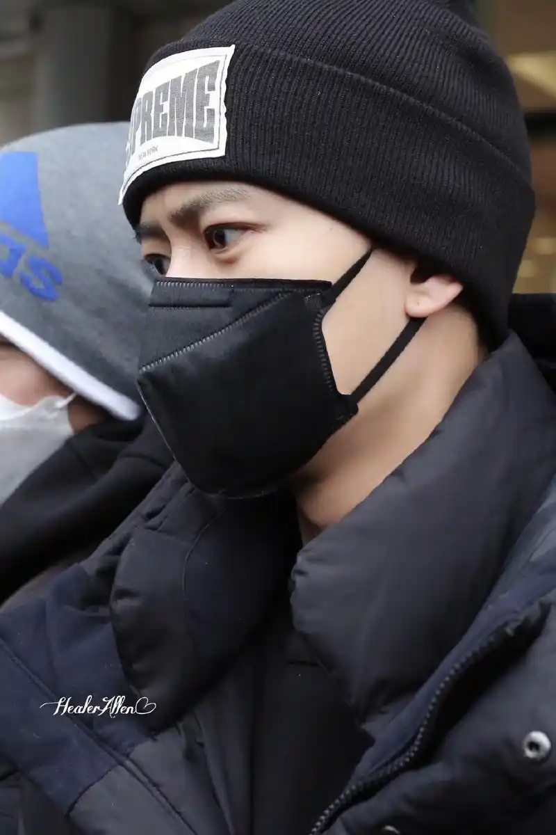 任嘉伦新闻210106任嘉伦allblack抵达义乌小王爷听到王妃们接机的新年