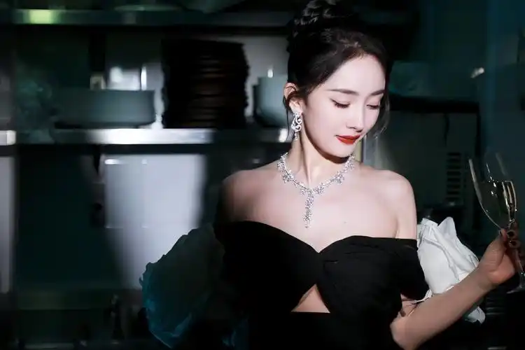 杨幂优雅黑天鹅礼服