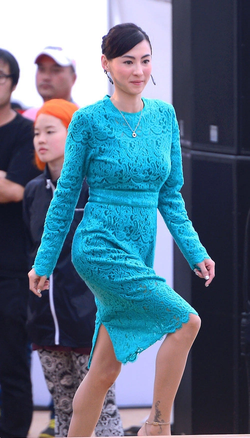 53岁周海媚还有"葫芦"身材,一袭黑色鱼尾裙亮相,穿出高级美