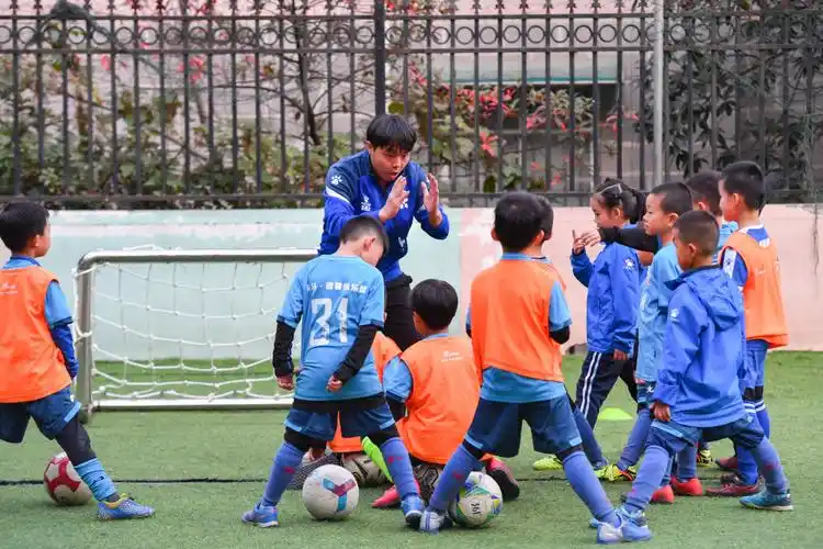 (体育)我爱体育课——小校园玩转足球"大梦想"