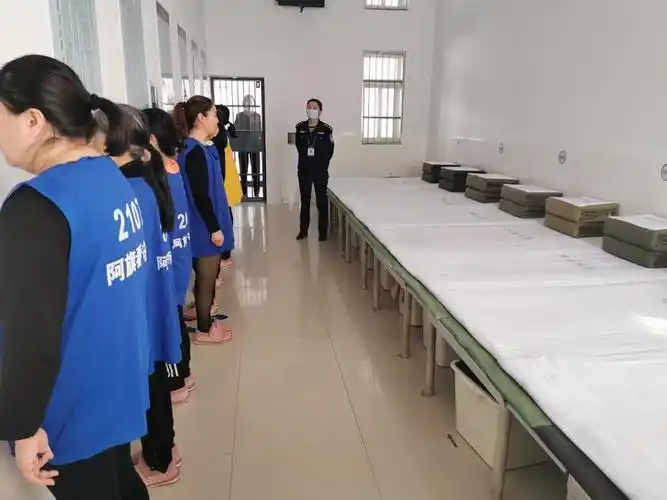 接到指令后,女子监区负责人阿旗看守所副所长李川雪,通过微信群向全体