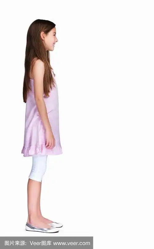 一个可爱的小女孩的侧面视图孤立在白色