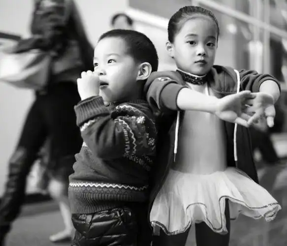 梅婷两个孩子也长大了姐弟长相如复制粘贴女儿大脑门似爸爸