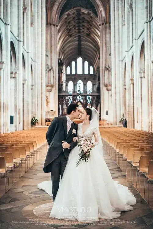 教堂式婚礼英国教堂婚礼是如何做到传统又浪漫的