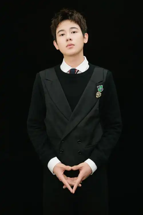 胡先煦俊朗帅气时尚写真图片