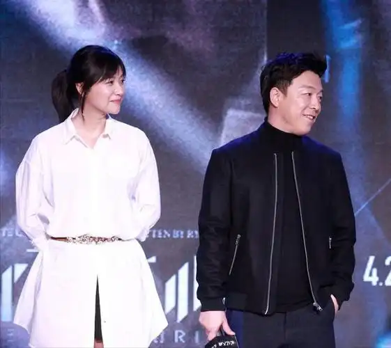 黄渤:曾被林志玲公开表白,成名后和素人妻子结婚,两人恩爱至今