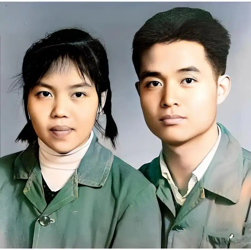 60年代,一对新人的珍贵合影,画面中的新婚妻子其容貌之美,可以惊为